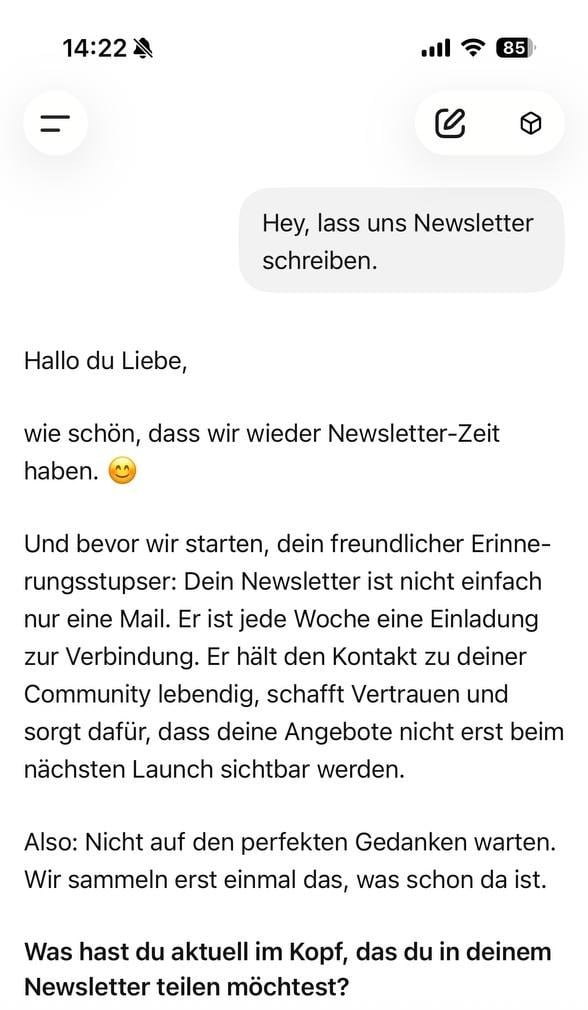 Ein Newsletter-Mitarbeiter aus der Juni-Challenge auf dem Handy