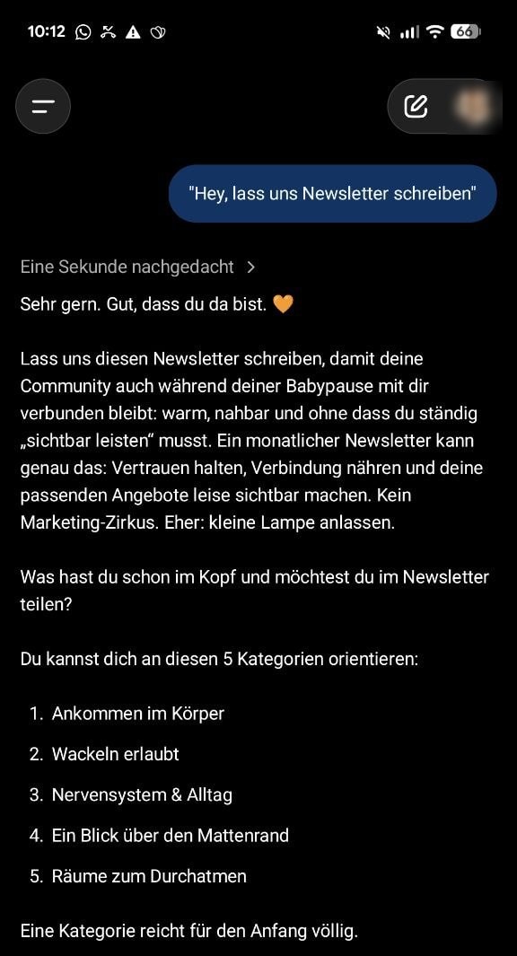 Ein Newsletter-Mitarbeiter aus der Juni-Challenge in ChatGPT auf dem Handy